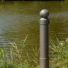 Parkeerpaal met aluminium bolkop 10 Afzetpaal langs de waterkant, voorzien van een aansluiting voor een ketting.